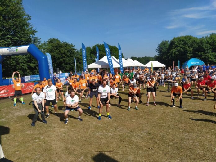 Ohne Warm-up geht nichts bei den Läufern. Foto: Oliver Kubanek/  Firmenlauf Ratingen
