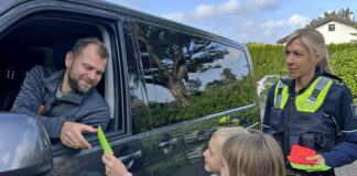 Dieser Autofahrer hat alles richtig gemacht: Sabrina Berten von der Verkehrsunfallprävention übergibt mit Joshua und Madleen einen grünen "Dankzettel". Foto: Polizei