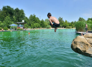 Ab ins kühle Nass. Das Naturfreibad Mettmann ist geöffnet. Archivfoto: Mathias Kehren