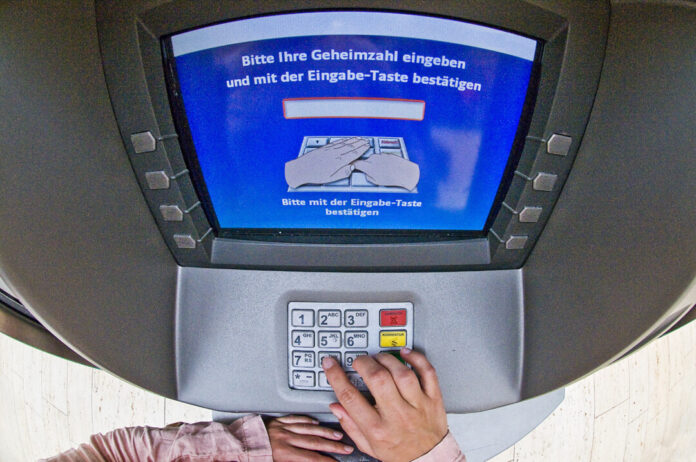 Ein Geldautomat ist zu sehen. Symbolfoto: Polizei
