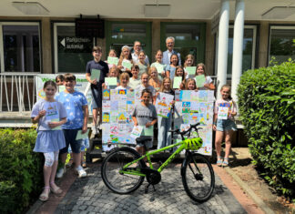 Kreisordnungsdezernent Nils Hanheide, Amelia Jochemczyk und Sascha Becker (Vorsitzender der Kreisverkehrswacht) Gruppenfoto mit allen Siegerinnen und Siegern des Kreativwettbewerbs. Foto: Kreis Mettmann