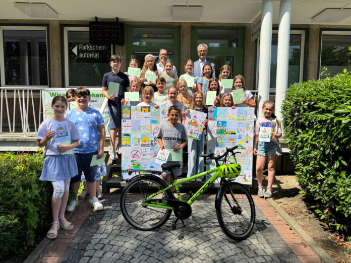 Kreisordnungsdezernent Nils Hanheide, Amelia Jochemczyk und Sascha Becker (Vorsitzender der Kreisverkehrswacht) Gruppenfoto mit allen Siegerinnen und Siegern des Kreativwettbewerbs. Foto: Kreis Mettmann