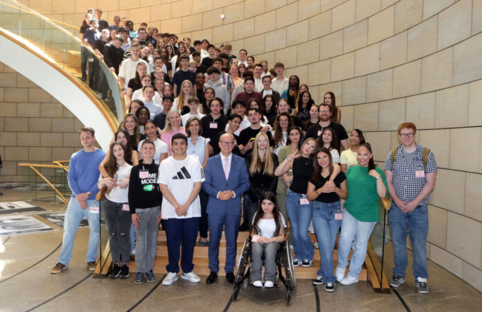 Viele Schüler waren zu Besuch im politischen Zentrum in Düsseldorf. Foto: Landtag NRW/Bernd Schälte
