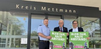 Heiner Mies (Leiter der Direktion Verkehr der Kreispolizeibehörde Mettmann), Landrat Thomas Hendele und Sascha Becker (Vorsitzender der Kreisverkehrswacht). Foto: Kreis ME