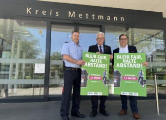 Heiner Mies (Leiter der Direktion Verkehr der Kreispolizeibehörde Mettmann), Landrat Thomas Hendele und Sascha Becker (Vorsitzender der Kreisverkehrswacht). Foto: Kreis ME
