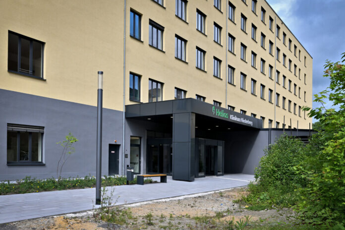 Der Neubau des Helios-Klinikums Niederberg steht direkt hinter dem Altbau. Foto: Mathias Kehren