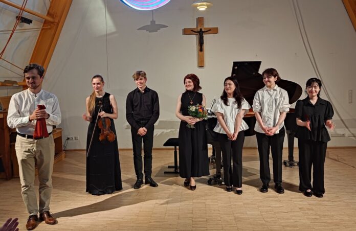 Begabte Musikerinnen und Musiker geben ein Konzert in der Dorfkirche. Foto: privat