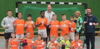 Schüler der Primary-Schools Lee Chapel und Greensted aus Basildon mit ihren Trainern (links und rechts außen), Björn Kerkmann (hinten Mitte) und Ulrike Stiers (Vorsitzende der Frauen Union Heiligenhaus, rechts hinten) Fotonachweis: Bob Sheridan. Foto: Twinning Association