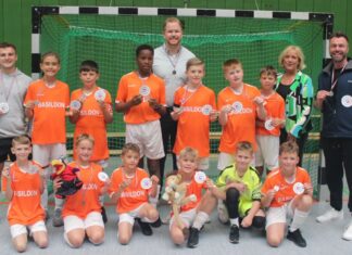 Schüler der Primary-Schools Lee Chapel und Greensted aus Basildon mit ihren Trainern (links und rechts außen), Björn Kerkmann (hinten Mitte) und Ulrike Stiers (Vorsitzende der Frauen Union Heiligenhaus, rechts hinten) Fotonachweis: Bob Sheridan. Foto: Twinning Association