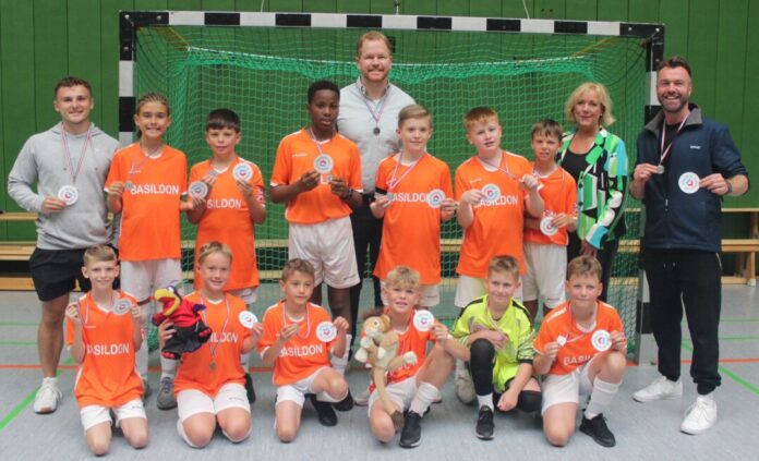 Schüler der Primary-Schools Lee Chapel und Greensted aus Basildon mit ihren Trainern (links und rechts außen), Björn Kerkmann (hinten Mitte) und Ulrike Stiers (Vorsitzende der Frauen Union Heiligenhaus, rechts hinten) Fotonachweis: Bob Sheridan. Foto: Twinning Association Schüler der Primary-Schools Lee Chapel und Greensted aus Basildon mit ihren Trainern (links und rechts außen), Björn Kerkmann (hinten Mitte) und Ulrike Stiers (Vorsitzende der Frauen Union Heiligenhaus, rechts hinten) Fotonachweis: Bob Sheridan. Foto: Twinning Association