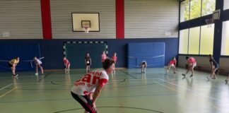 Unter der Leitung von Georg Mantyk übten die Schülerinnen und Schüler für den schulsportlichen Wettkampf. Foto: TTR08