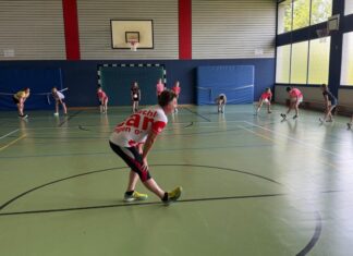 Unter der Leitung von Georg Mantyk übten die Schülerinnen und Schüler für den schulsportlichen Wettkampf. Foto: TTR08