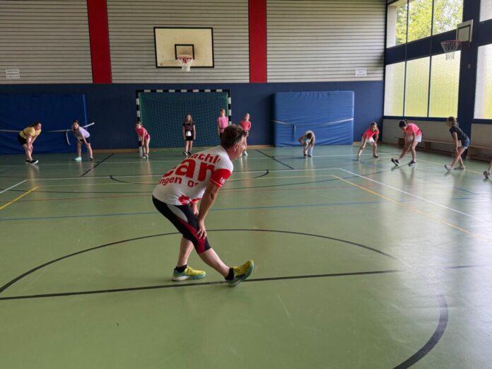 Unter der Leitung von Georg Mantyk übten die Schülerinnen und Schüler für den schulsportlichen Wettkampf. Foto: TTR08