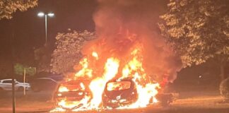 Die brennenden Autos in Erkrath. Foto: Polizei