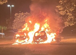 Die brennenden Autos in Erkrath. Foto: Polizei