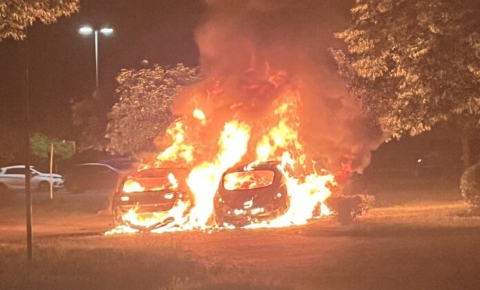 Die brennenden Autos in Erkrath. Foto: Polizei