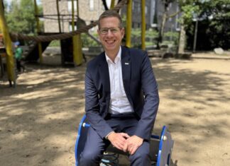 Bürgermeister Christoph Schultz stellt sich den Fragen der Kinder. Foto: CDU