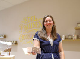 Die Velberter Konditorin Cherina Laimann bietet eine Schokoladentafel im 50-Jahre-Velbert-Design an. Foto: Volkmann