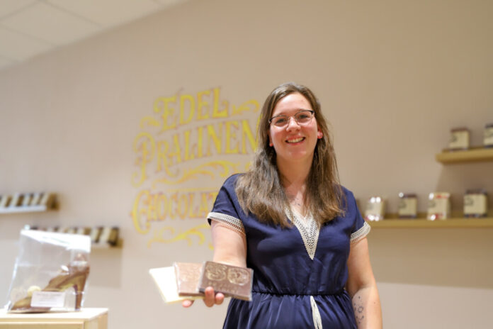 Die Velberter Konditorin Cherina Laimann bietet eine Schokoladentafel im 50-Jahre-Velbert-Design an. Foto: Volkmann Die Velberter Konditorin Cherina Laimann bietet eine Schokoladentafel im 50-Jahre-Velbert-Design an. Foto: Volkmann
