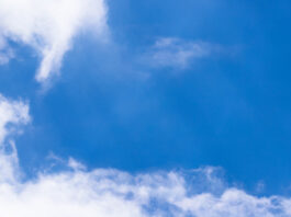 Blauer Himmel, kaum Wolken - das Wetter präsentiert sich derzeit sommerlich, aber auch heiß. Foto: Volkmann