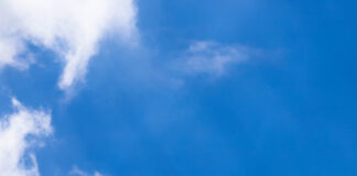 Blauer Himmel, kaum Wolken - das Wetter präsentiert sich derzeit sommerlich, aber auch heiß. Foto: Volkmann