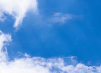 Blauer Himmel, kaum Wolken - das Wetter präsentiert sich derzeit sommerlich, aber auch heiß. Foto: Volkmann