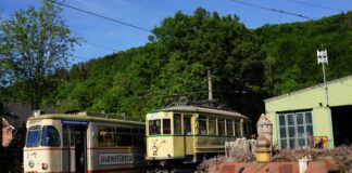 Der Wagen 66 der Remscheider Straßenbahn und der letzte normalspurige Zweiachser der Wuppertaler Stadtwerke auf dem hauptuntersuchten Rollwagen der Hagener Straßenbahn zählen zu den historischen Hinguckern der Museumsbahn. Foto: Malicke