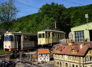 Der Wagen 66 der Remscheider Straßenbahn und der letzte normalspurige Zweiachser der Wuppertaler Stadtwerke auf dem hauptuntersuchten Rollwagen der Hagener Straßenbahn zählen zu den historischen Hinguckern der Museumsbahn. Foto: Malicke