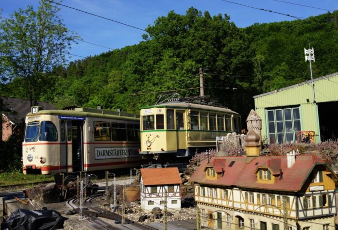 Der Wagen 66 der Remscheider Straßenbahn und der letzte normalspurige Zweiachser der Wuppertaler Stadtwerke auf dem hauptuntersuchten Rollwagen der Hagener Straßenbahn zählen zu den historischen Hinguckern der Museumsbahn. Foto: Malicke Der Wagen 66 der Remscheider Straßenbahn und der letzte normalspurige Zweiachser der Wuppertaler Stadtwerke auf dem hauptuntersuchten Rollwagen der Hagener Straßenbahn zählen zu den historischen Hinguckern der Museumsbahn. Foto: Malicke
