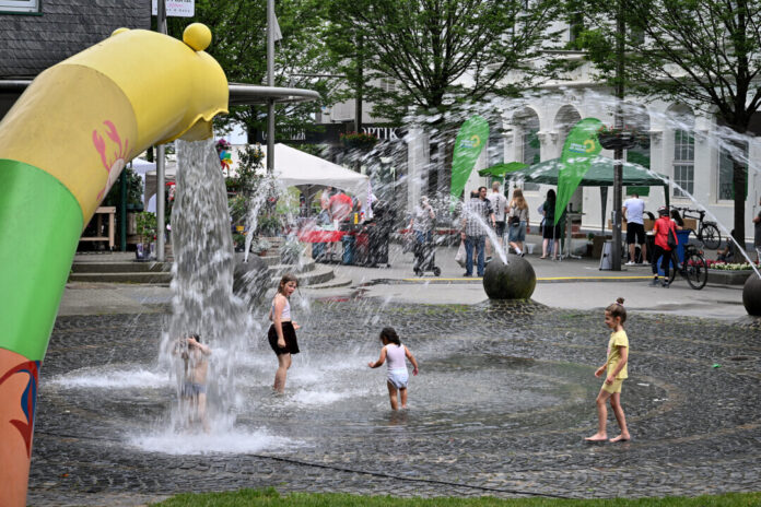 Die Kinder kamen am Samstag bei heißen Temperaturen kühl durch den Tag. Foto: Mathias Kehren