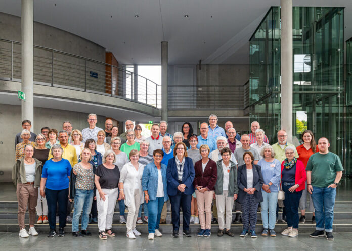 Die Gruppe im Bundestag. Foto: BPA/StadtLandMensch
