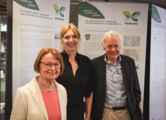 Martina Lüdeke, Andrea Niewerth und Edzard Traumann bei der Eröffnung der Ausstellung des Kulturkreises Hösel im Oberschlesischen Landesmuseum , Bild: Alexander Heinz