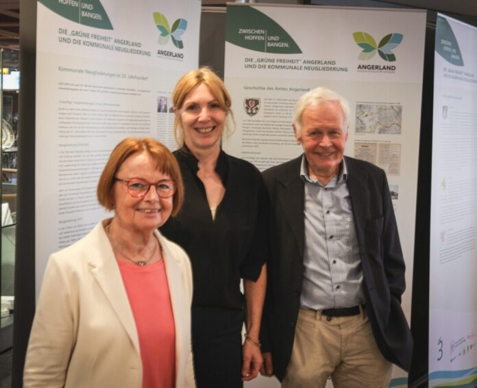 Martina Lüdeke, Andrea Niewerth und Edzard Traumann bei der Eröffnung der Ausstellung des Kulturkreises Hösel im Oberschlesischen Landesmuseum , Bild: Alexander Heinz
