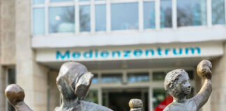 Figuren vor dem Ratinger Medienzentrum, Bild: Alexander Heinz