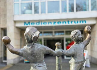 Figuren vor dem Ratinger Medienzentrum, Bild: Alexander Heinz