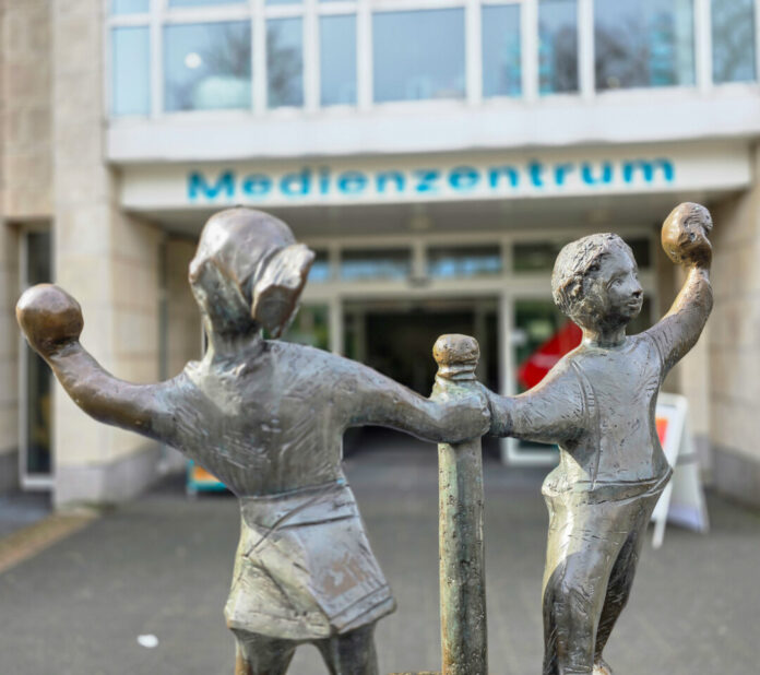 Figuren vor dem Ratinger Medienzentrum, Bild: Alexander Heinz