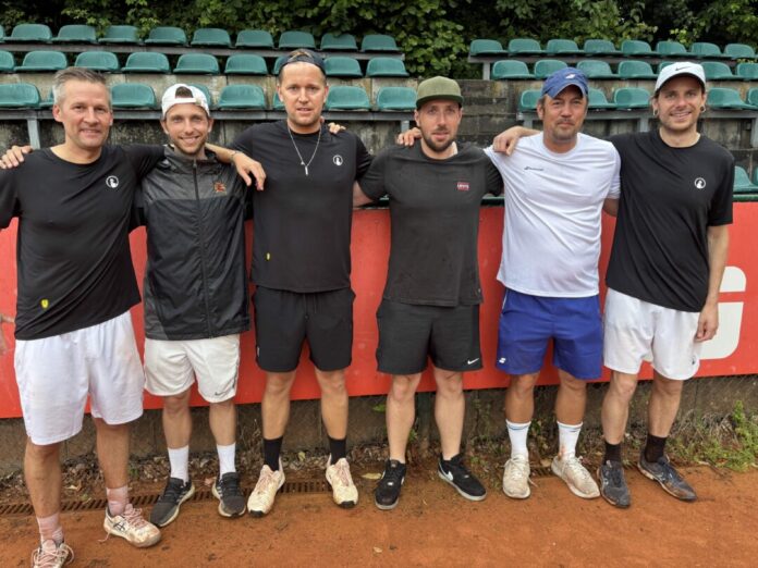 Die NBV-Herren 30 gewinnen alle fünf Spiele in der 1. Verbandsliga und steigen in die Niederrheinliga auf. Von links nach rechts: Oliver Bodenröder, Dr. Aaron Stahl, Nick Franke, Manoel Ramon Lippmann, Mark Joachim und Niclas Schmitz. Es fehlen Tim van den Dijssel und Steffen Pickshaus. Foto: NBV Die NBV-Herren 30 gewinnen alle fünf Spiele in der 1. Verbandsliga und steigen in die Niederrheinliga auf. Von links nach rechts: Oliver Bodenröder, Dr. Aaron Stahl, Nick Franke, Manoel Ramon Lippmann, Mark Joachim und Niclas Schmitz. Es fehlen Tim van den Dijssel und Steffen Pickshaus. Foto: NBV