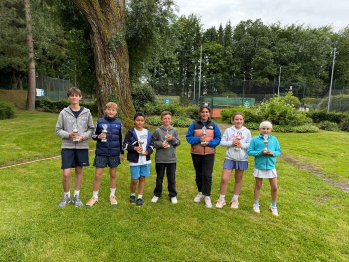 Die Kreis- und Vizekreismeister des Netzballvereins (von links nach rechts): Florian Wolters (Vize U14), Felix Mundt (Vize U12), Felix July (Kreismeister U12), Paul Schoch (Kreismeister U10), Nisa Dogru (Kreismeisterin U12), Lotte Leuschner (Kreismeisterin U10) und Emma Haschke (Vize U10). Es fehlen: Klara von zur Gathen (Kreismeisterin U16), Frida Leuschner (Kreismeisterin U14) und Emma Groß (Vize U14). Foto NBV/privat