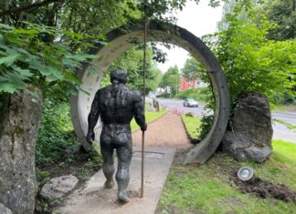 Der "Neanderthaler im Kreis" steht seit 1997 an der Talstraße. Foto: Kreisstadt Mettmann