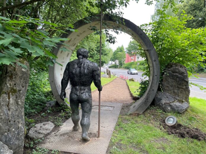 Der "Neanderthaler im Kreis" steht seit 1997 an der Talstraße. Foto: Kreisstadt Mettmann
