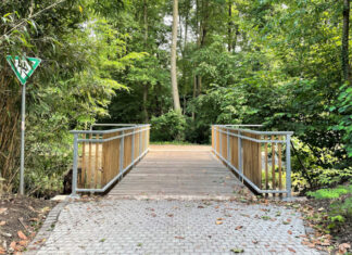 Die marode Holzbrücke wurde durch eine neue, langlebigere Brückenkonstruktion ersetzt. Die Wegeverbindung „Zum Stadtwald“ ist wieder freigegeben. Foto: Stadt Erkrath