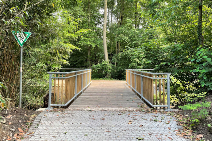 Neue Brücke Hühnerbach Die marode Holzbrücke wurde durch eine neue, langlebigere Brückenkonstruktion ersetzt. Die Wegeverbindung „Zum Stadtwald“ ist wieder freigegeben. Foto: Stadt Erkrath