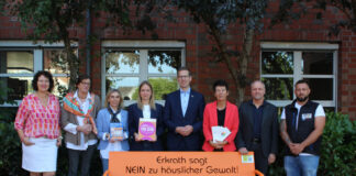 In allen drei Erkrather Stadtteilen stehen nun neue orangefarbene Bänke mit der Aufschrift „Erkrath sagt NEIN zu häuslicher Gewalt“, um auf das zunehmende Problem der häuslichen Gewalt gegen Frauen und Mädchen aufmerksam zu machen. Foto: Stadt Erkrath