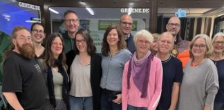 Stephanie Dellit (5.v. links) und Ophelia Nick (6.v.l.). Foto: Grüne HEI