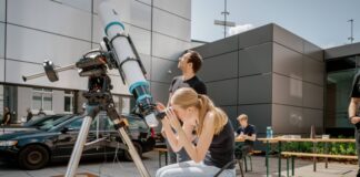 Die Kultur-Scouts des Helmholtz-Gymnasiums Hilden kommen beim Workshop des Planetariums „Stellarium Erkrath“ der Sonne etwas näher. Foto: Björn Stork