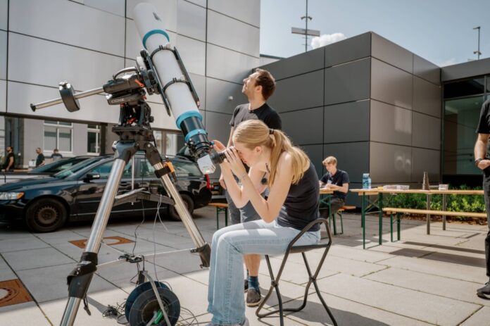Die Kultur-Scouts des Helmholtz-Gymnasiums Hilden kommen beim Workshop des Planetariums „Stellarium Erkrath“ der Sonne etwas näher. Foto: Björn Stork