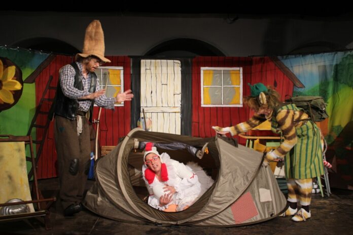 Pettersson und Findus auf der Bühne. Foto-Copyright: Theater Concept