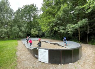 Kinder haben die Pumptrack im Stadtwald schon in Beschlag genommen. Foto: Kreisstadt Mettmann