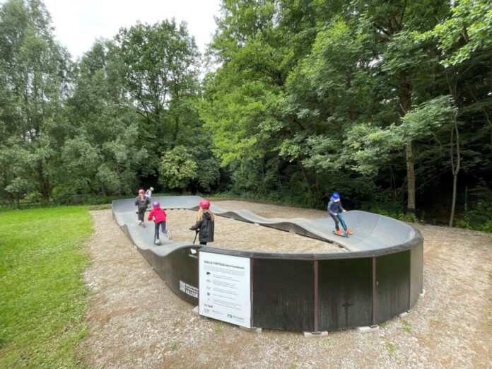 Kinder haben die Pumptrack im Stadtwald schon in Beschlag genommen. Foto: Kreisstadt Mettmann