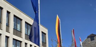 Fahnen vor dem Ratinger Rathaus, Bild: Alexander Heinz